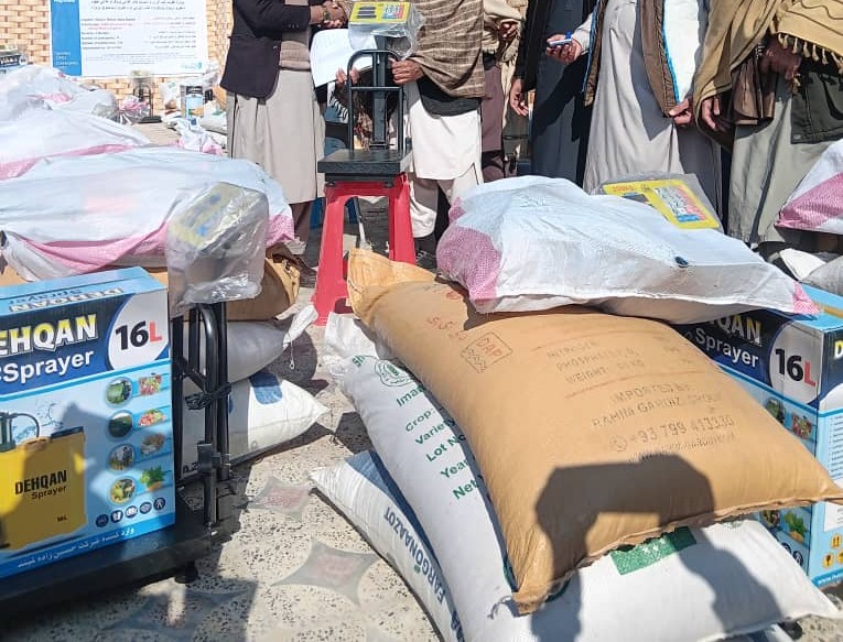 پکتیا: پر ۱۴۸ بزګرانو د غنمو اصلاح شوي تخمونه، کیمیاوي سرې او کرنیز کیټونه ووېشل شول