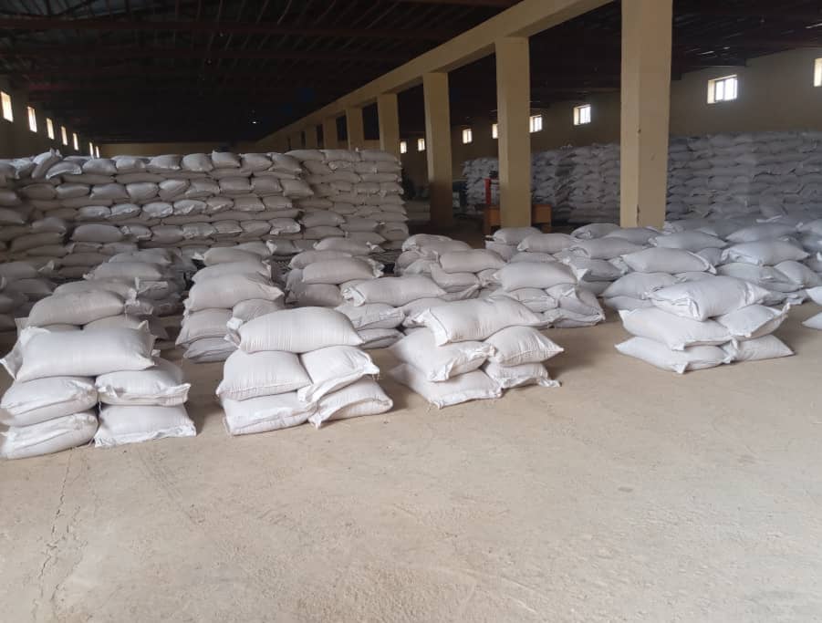 راستانه شویو کډوالو ته د غنمو او نغدي مرستو د وېش په پار بادغیس ولایت ته د کرنې وزیر سفر