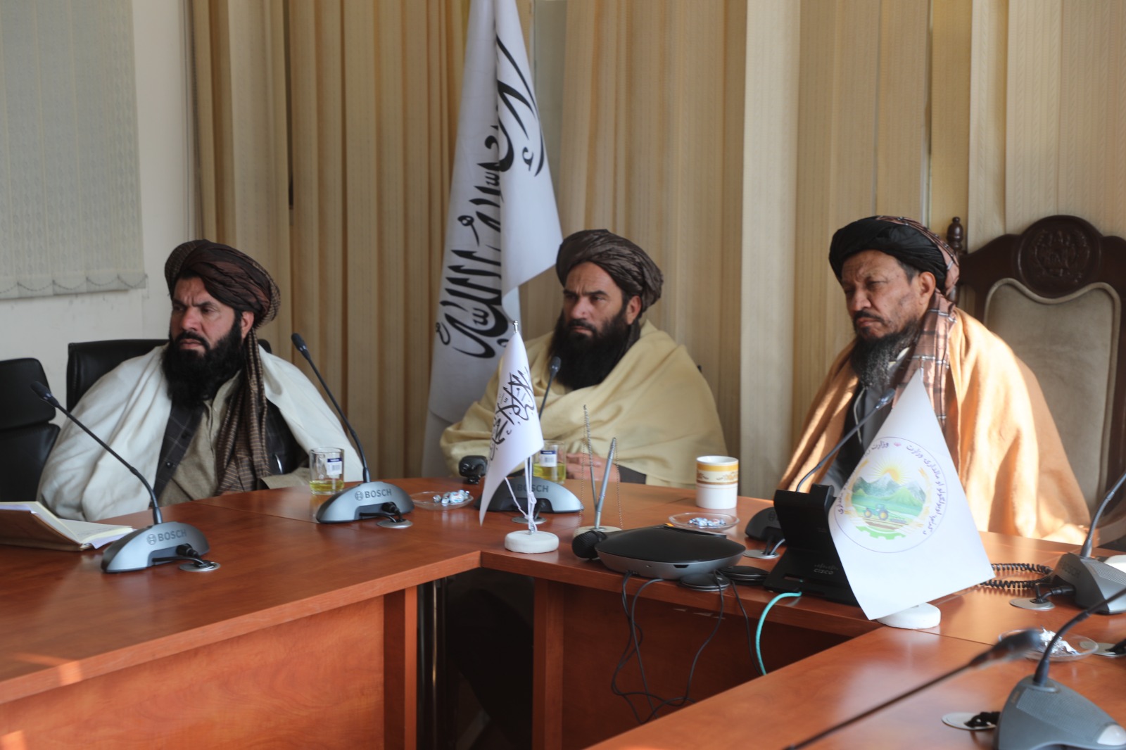 د کرنې وزارت مالي او اداري مرستیال د مالي او حسابي ریاست کارکوونکو سره ناسته وکړه