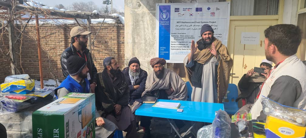 توزیع وسایل باغداری برای باغداران پیشقدم در ولسوالی فرزه