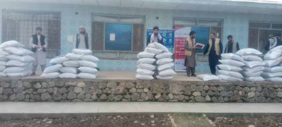 توزیع کود کمپوست برای دهقانان ولسوالی چاه‌آب