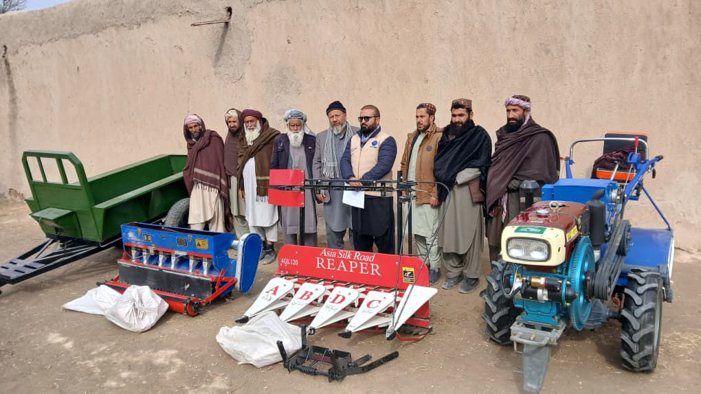 تحویل تراکتور کوچک و تجهیزات زراعتی به دهقانان چهاربولک بلخ
