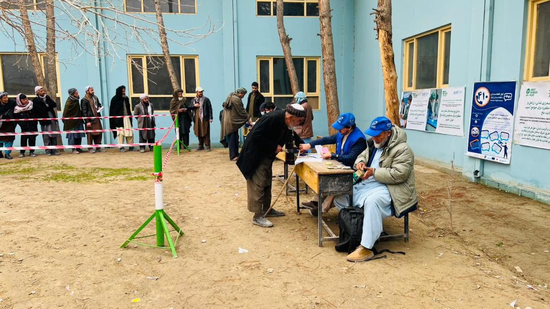 در ولسوالی کشنده ولایت بلخ به شماری از خانواده‌های عودت‌کننده از مهاجرت کمک نقدی صورت گرفت