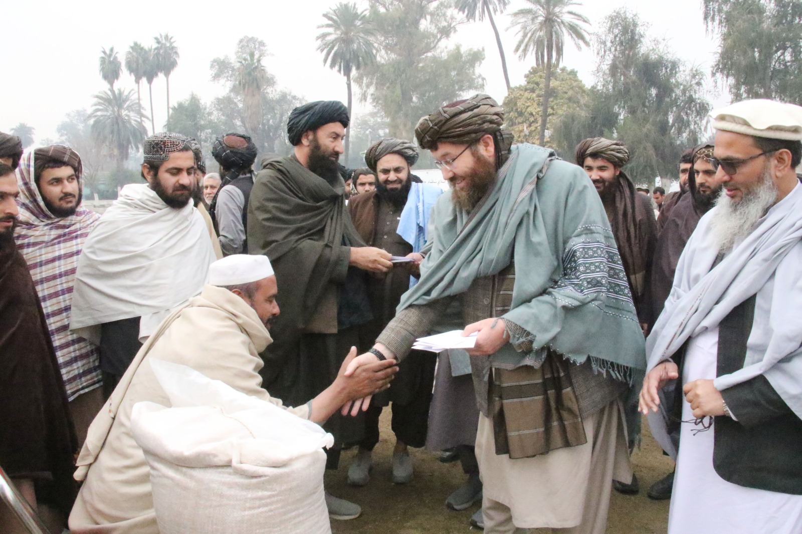 ننګرهار کې له کډوالۍ راستنو شویو کورنیو ته د غنمو او نغدي مرستو د وېش بهیر پیل شو