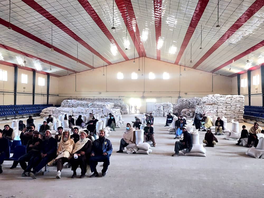 کونړ کې ۱۲۰۰ له کډوالۍ راستنو شويو کورنیو ته د غنمو او نغدو مرستو د وېش لړۍ پيل شو