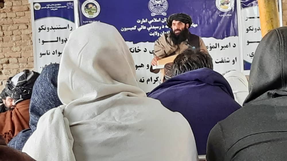 در ولایت لغمان برای ۱۲۰۰ خانواده عودت‌کننده از مهاجرت، کمک گندم خوراکی و پول نقد توزیع شد