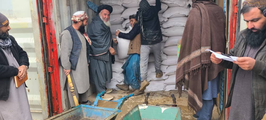 ختم موفقانه توزیع گندم خوراکی و پول نقد برای ۲۲۰۰ تن از مهاجرین در ولایت جوزجان