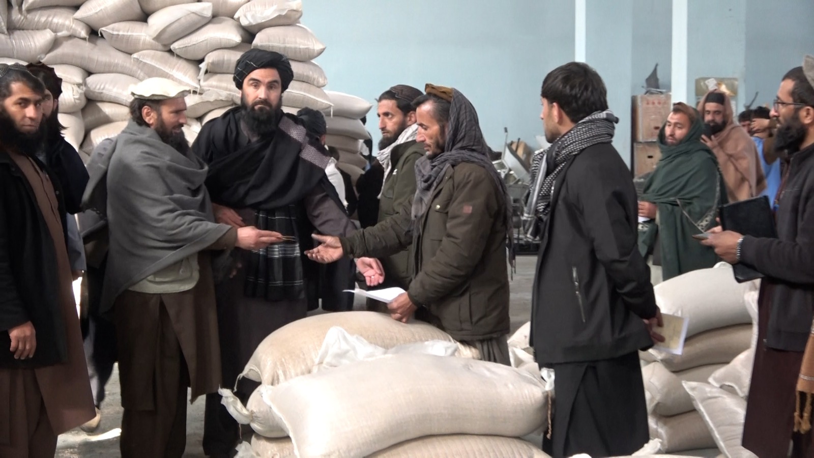 روند توزیع گندم و کمک‌های نقدی به خانواده‌های بازگشته از مهاجرت در نورستان آغاز شد