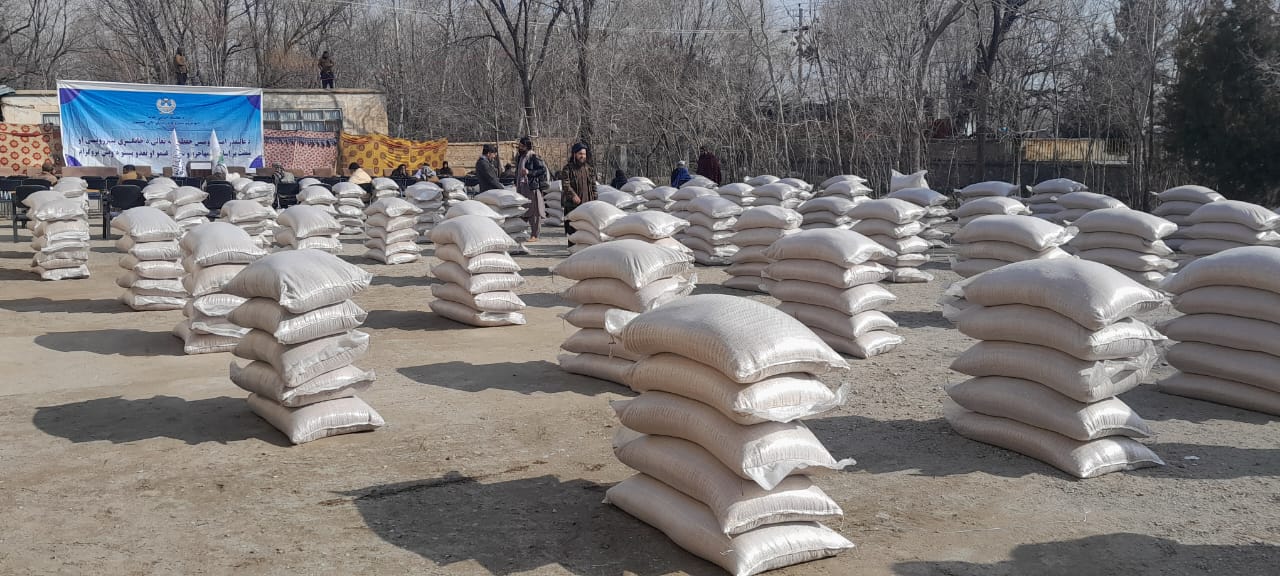 وزیر زراعت روند توزیع گندم و کمک نقدی برای خانواده‌های عودت‌کننده در پروان را افتتاح کرد