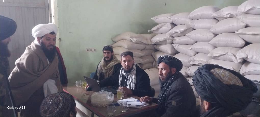 توزیع گندم خوراکه و پول نقد برای مهاجرین عودت‌کننده در ولایت غور