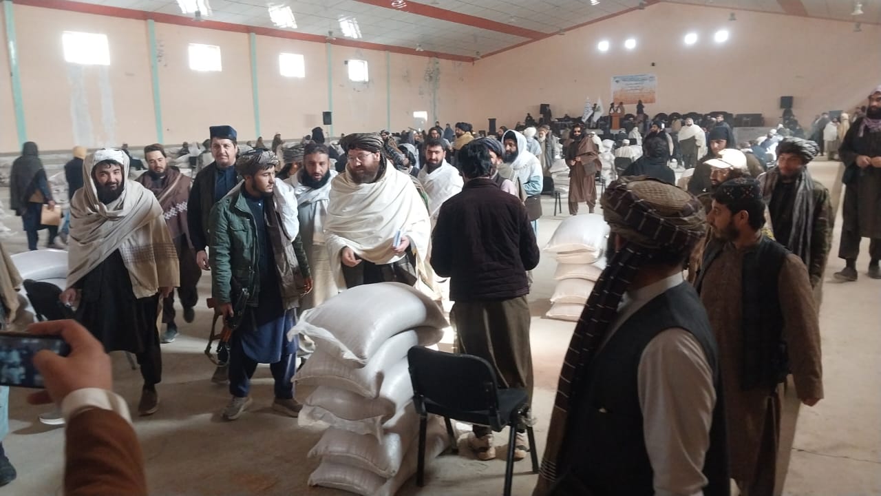 میدان وردګو کې له کډوالۍ راستنو شويو کورنيو ته د خوراکي غنمو او نغدو پيسو وېش لړۍ پیل شو