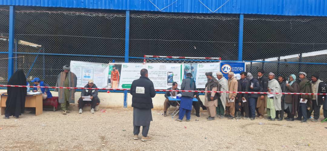 توزیع کمک نقدی به بیش از ۴۰۰ خانواده مهاجر بازگشته در ولسوالی زاری ولایت بلخ