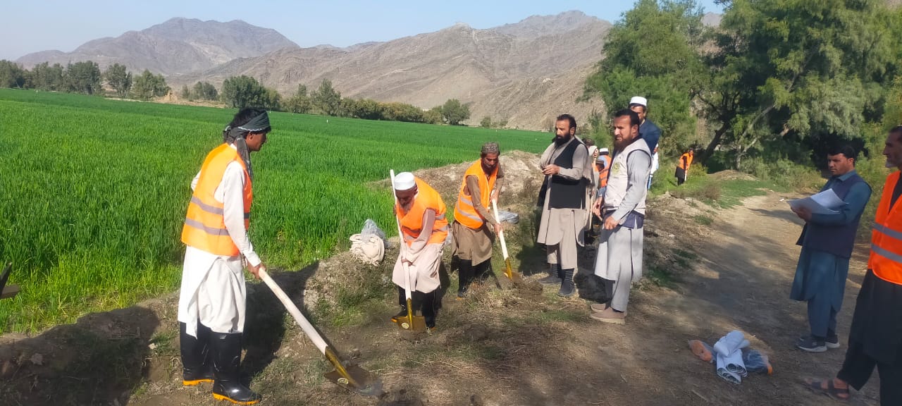 د ننګرهار په دوو ولسوالیو کې ۲۰۰ هېوادوالو ته د کار زمینه برابره شوه