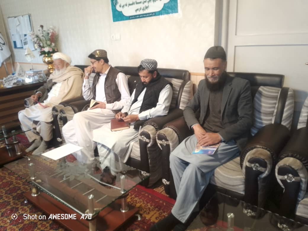 د غزني د کرنې رییس د قویه لرونکو ټولنې رییس او همکارو مؤسسو چارواکو سره مشورتي غونډه ترسره کړه