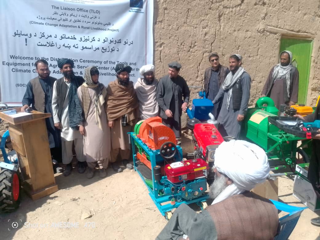 د غزني خوګیانو ولسوالی کې پر یوشمېر کروندګرو او بڼوالو کرنیز توکي ووېشل شول