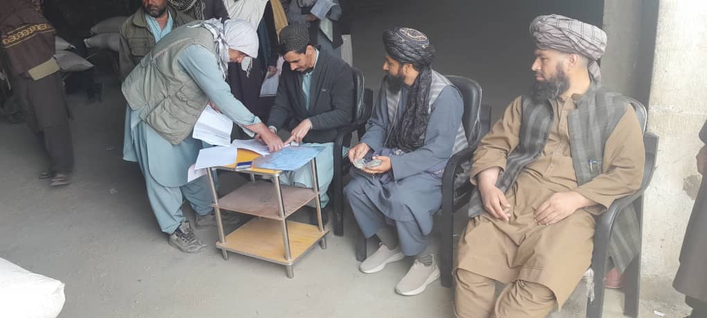 توزیع گندم و مساعدت نقدی برای خانواده‌های عودت‌کننده در ولایت پروان ادامه دارد