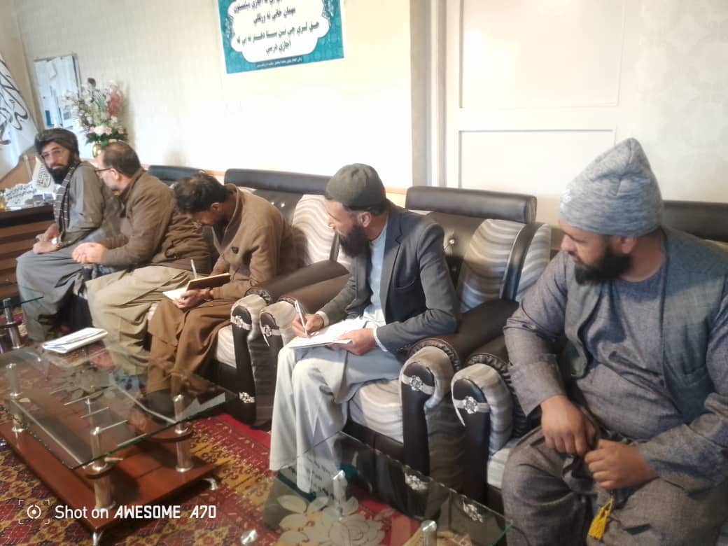 د غزني دکرنې رییس د شلټرفارلایف مؤسسې له چارواکو سره وکتل