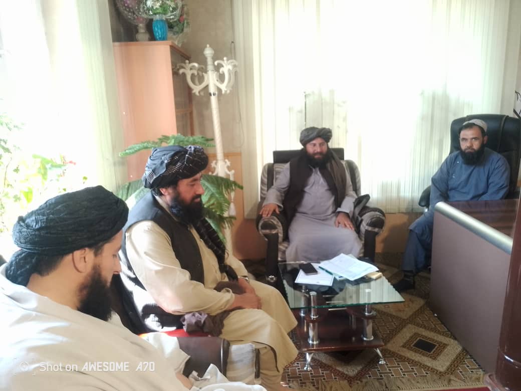 د غزني دکرنې رییس د ده‌یک ولسوالی ولسوال سره وکتل