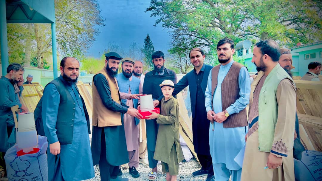 د ننګرهار کوز کونړ کې ۱۲۰ راستنو شوو او بېوزلو کورنیو ته د چرګانو د ساتنې توکي ووېشل شول