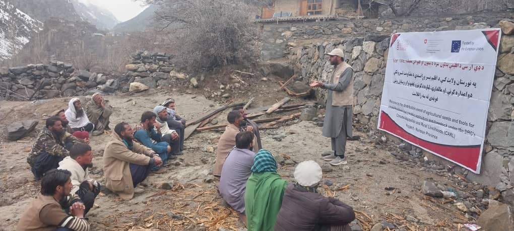 د نورستان کانتیوا ولسوالی کې پر یوشمېر بزګرانو د کرنیزو تخمونو او وسایلو بستې ووېشل شوې