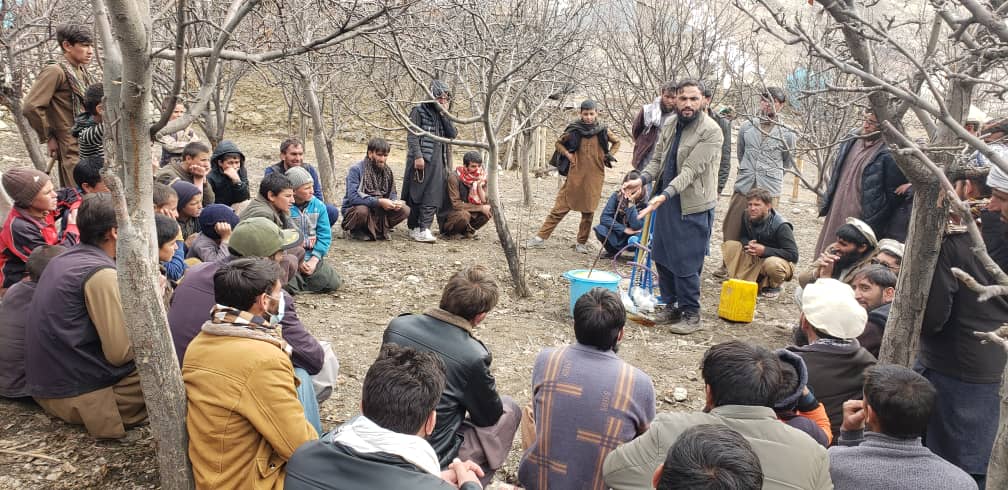 د نورستان ولایت مرکز پارون کې د ژمني تېلو د جوړولو او شیندلو وقایوي پروګرام تطبیق شو