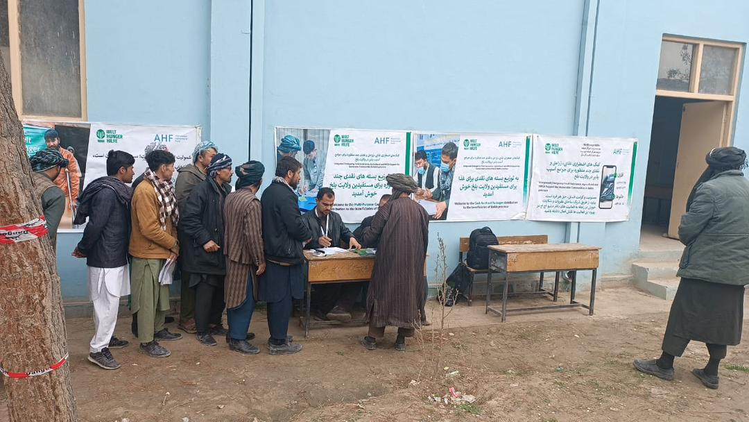 توزیع مساعدت نقدی برای مهاجرین در ولسوالی کشنده ولایت بلخ