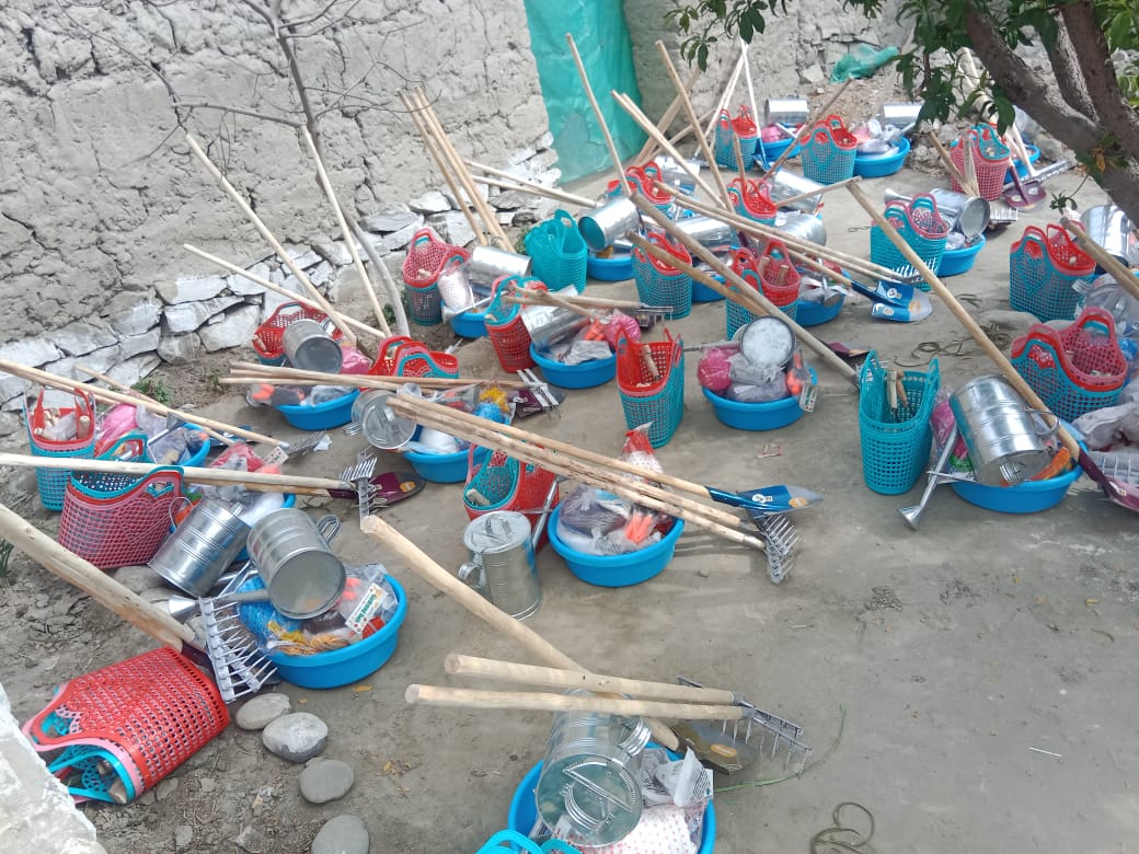 جلال‌اباد ښار کې ۸۶ بېوزله کورنیو ته کرنیز وسایل، اصلاح شوي تخمونه او سرې ووېشل شول