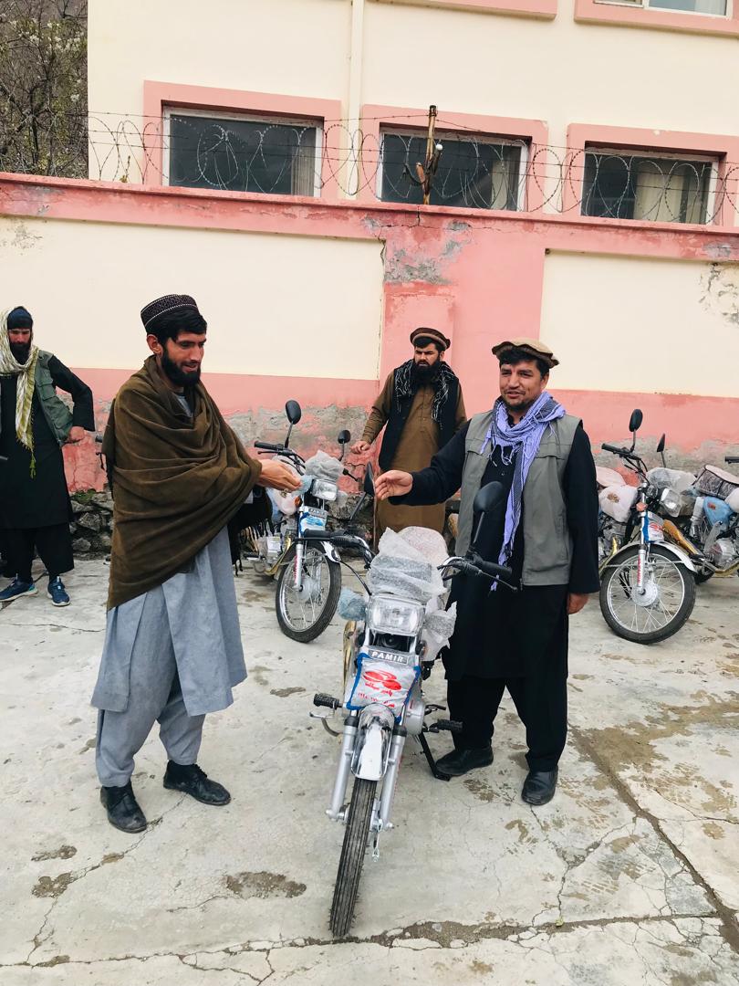 توزیع ۸ عراده موترسایکل برای کارمندان عشر و زکات در پنجشیر
