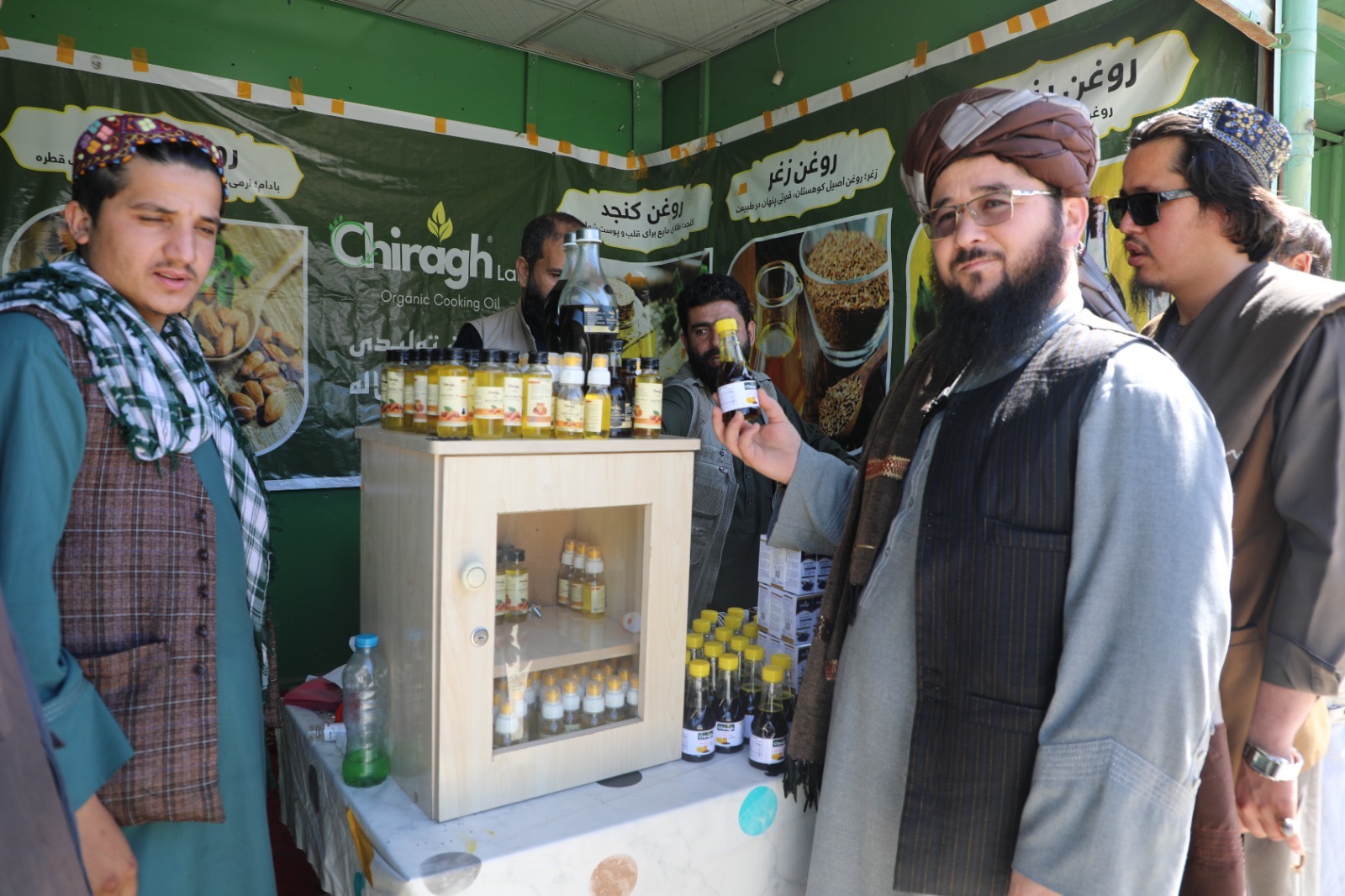 بازدید سخنگوی وزارت زراعت از غرفه‌های نمایشگاه محصولات زراعتی در بادام‌باغ کابل