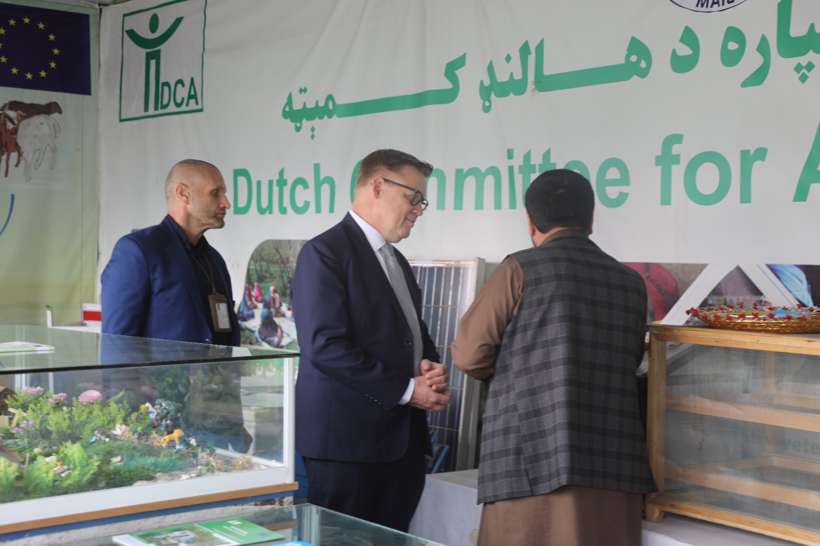 دکرنې او مالدارۍ مرستیال د کابل د بادام‌باغ نندارتون په څنډه کې د اروپايي ټولنې د اقتصادي چارو مرستیال سره وکتل