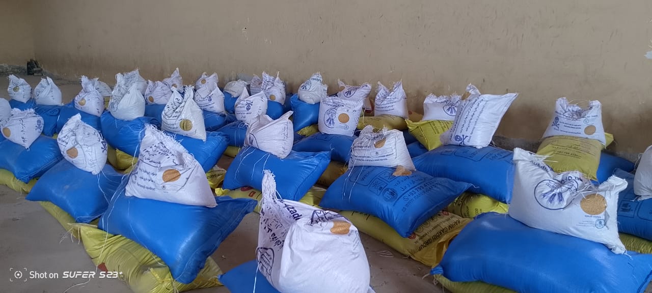 د هلمند دوو ولسوالیو کې پر سلګونو بزګرانو د جوارو اصلاح شوي تخمونه او کیمیاوي سرې ووېشل شوې