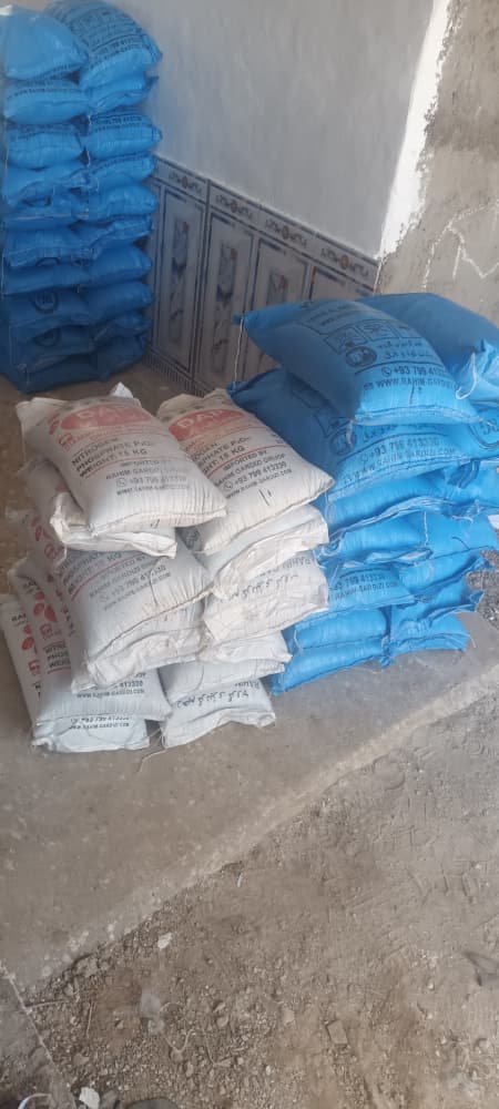 فراه ولایت کې  پر سلګونو بزګرانو د مۍ اصلاح شوي تخمونه او کیمیاوي سرې وېش لړۍ پیل شوه