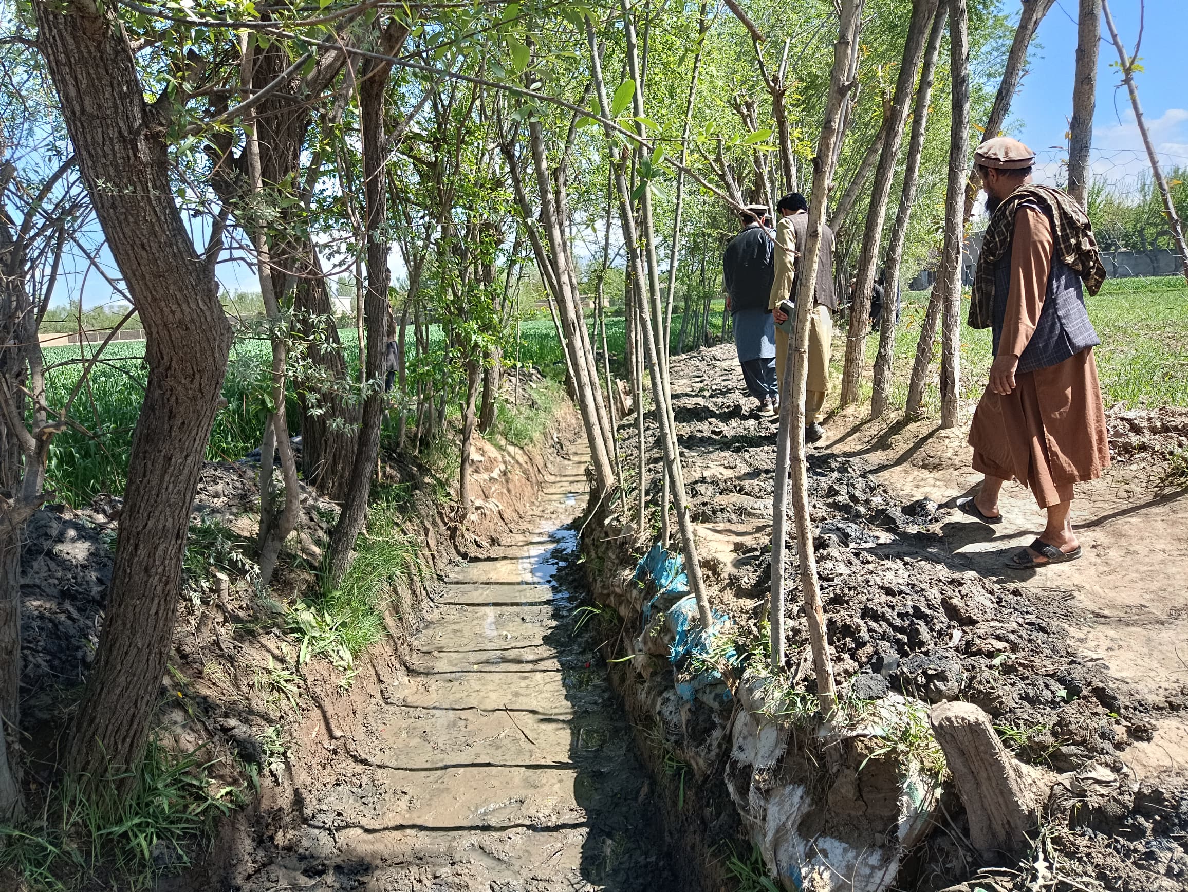 آغاز برنامه کار در مقابل پول نقد در شهر تالقان ولایت تخار