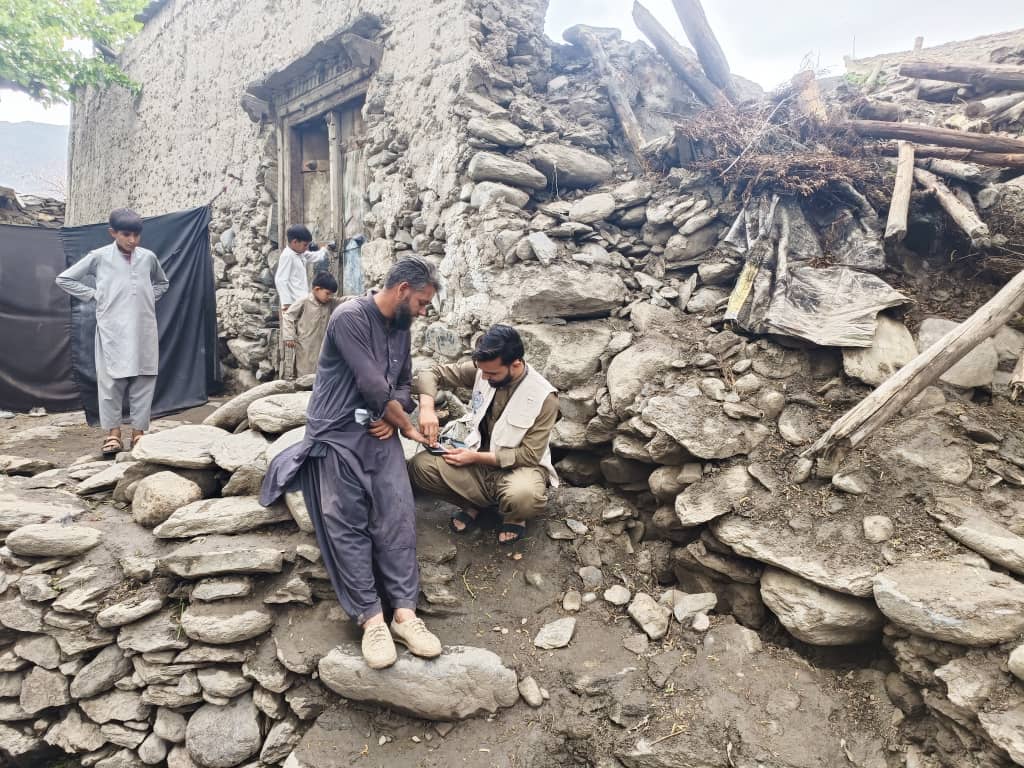 ننګرهار کې پر سلګونو زلزله ځپلو مالدارانو د څارویو خوراکي توکي، درمل او نغدې مرسته وېشل کېږي