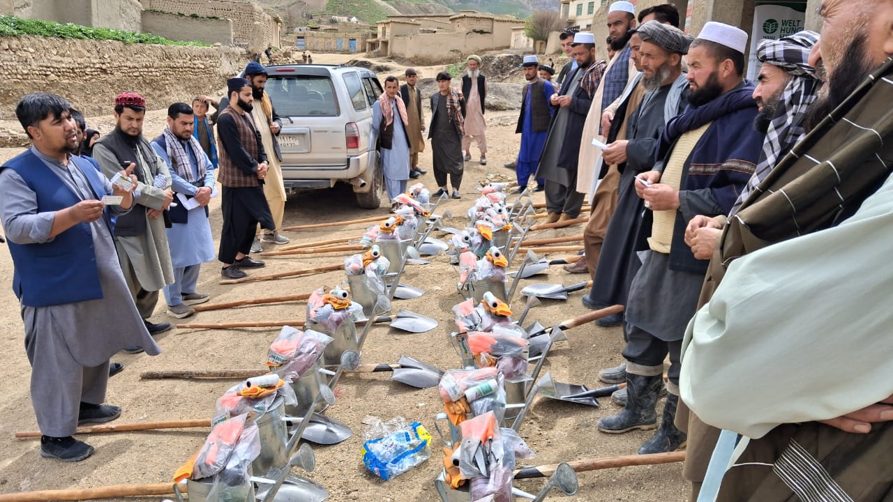 توزیع تخم اصلاح شده ماش و وسایل باغچه‌های خانگی در ولسوالی‌های قوش تپه و درزاب ولایت جوزجان