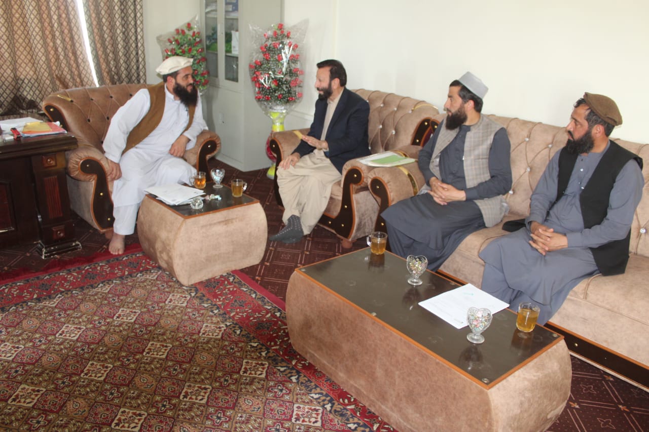 د لغمان د کرنې رییس د سرف افغانستان مؤسسې د پروژو له مسؤل سره وکتل