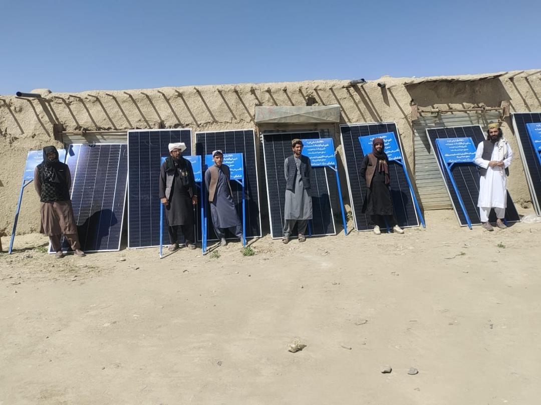 د پکتیکا جاني خېلو کې بزګرانو ته د بادامو بڼونه او لمریزې برېښنا ورکړه؛ د کوکنارو د بدیل پروګرام مهم ګام