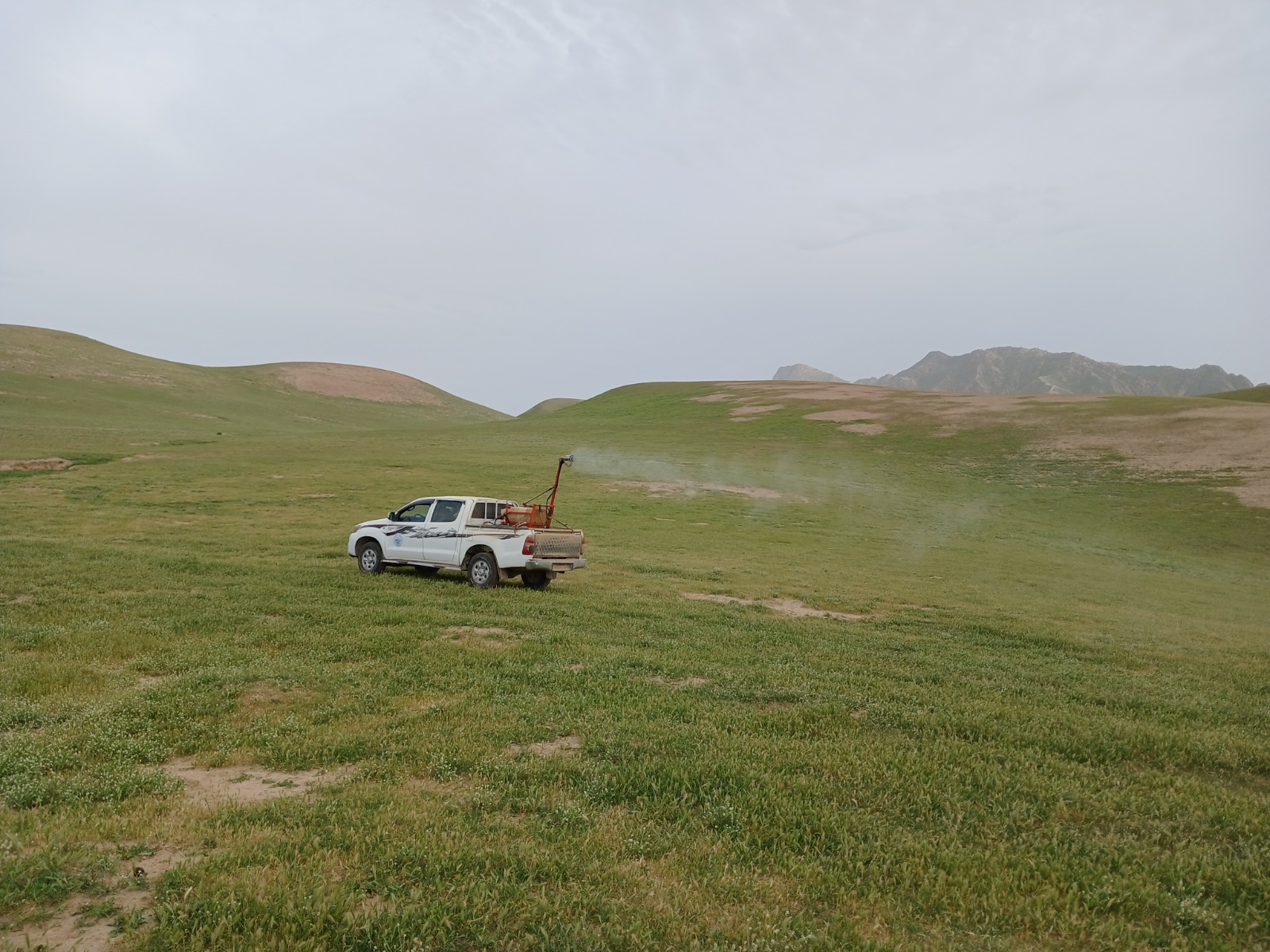 ادامه کمپاین مبارزه با ملخ‌های مضر زراعتی در دشت‌های خیرآباد سمنگان