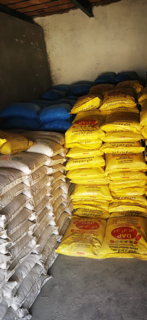 د خوست نادرشاه کوټ کې پر لسګونو بزګرانو د سویابینو تخم او کیمیاوي سرو وېش لړۍ پیل شوه