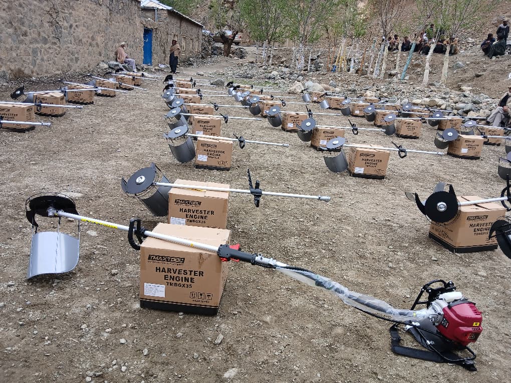 روند توزیع ۳۵۰ پایه ماشین درو برای دهاقین مستحق در ولسوالی پریان ولایت پنجشیر، از سوی ریاست زراعت، آبیاری و مالداری این ولایت و با همکاری کمیته بین‌المللی صلیب سرخ آغاز شد.