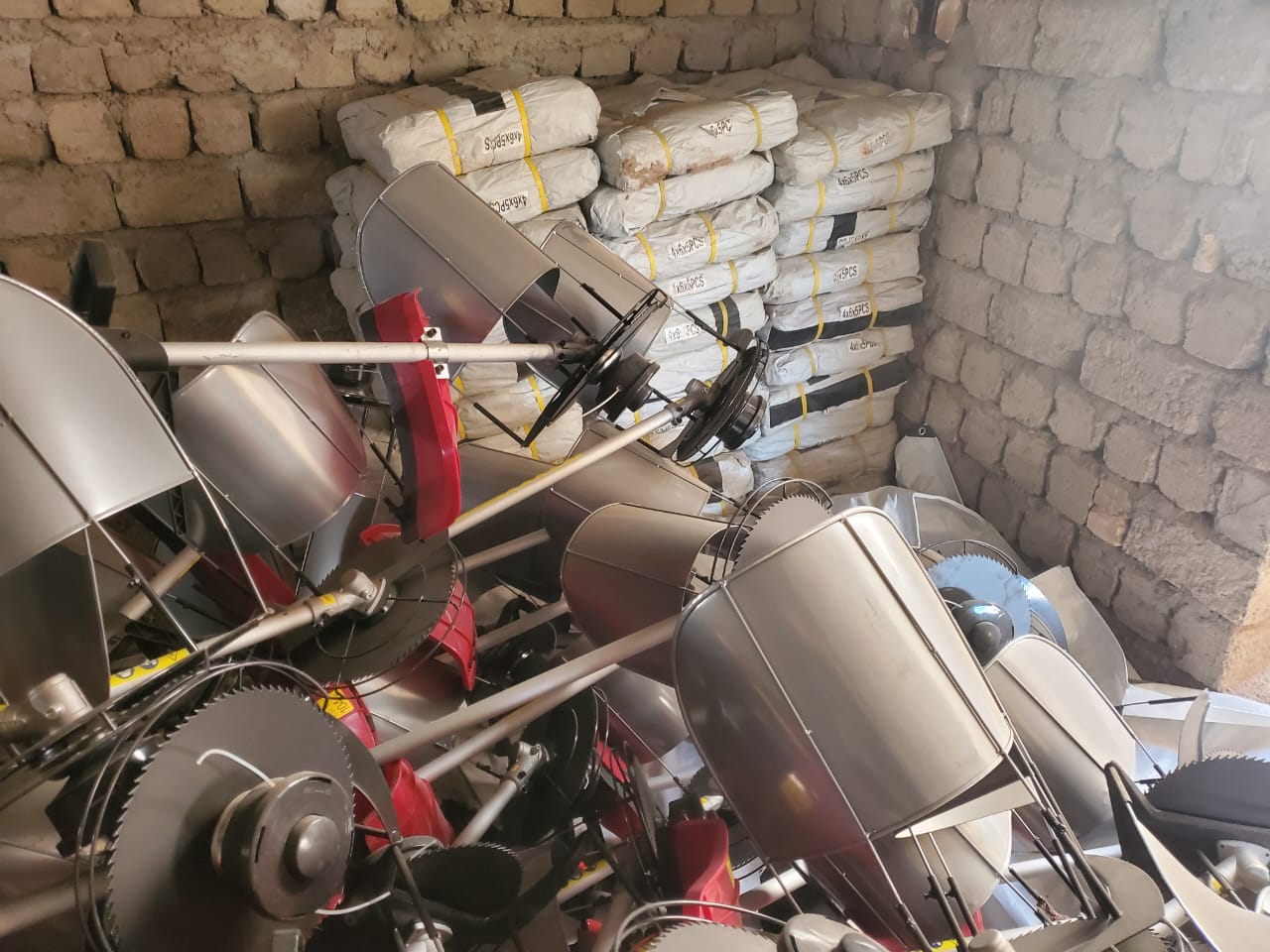 روزګان کې ۳۰۰ بزګرانو ته د لو کولو عصري ماشینونه ووېشل شول