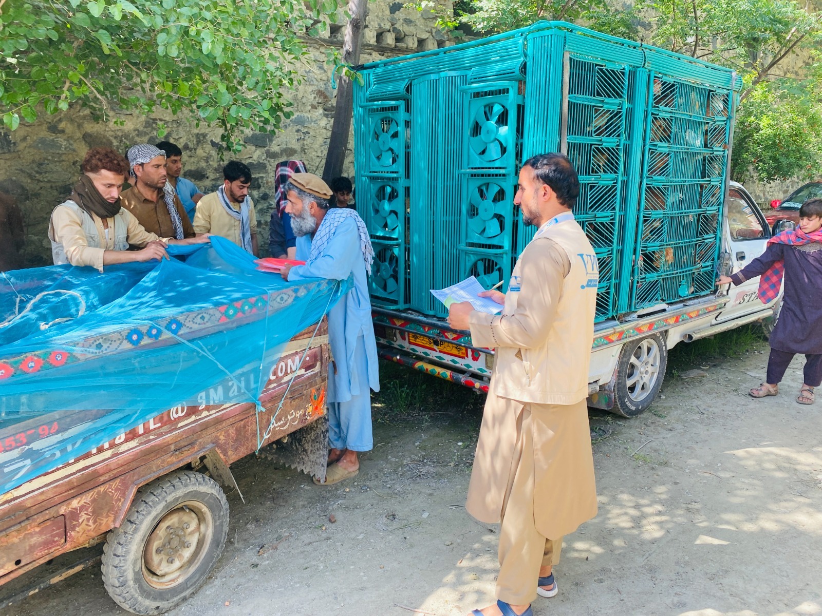 د ننګرهار کوز کونړ کې لسګونو کورنیو ته د هګیو چرګانو وېش؛ د کورني اقتصاد پیاوړتیا لپاره مهم ګام