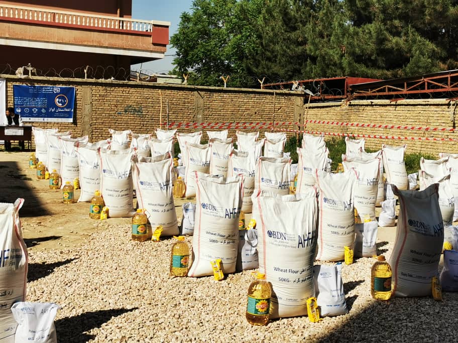 توزیع مواد غذایی برای دهاقین متضرر از خشکسالی در سمنگان