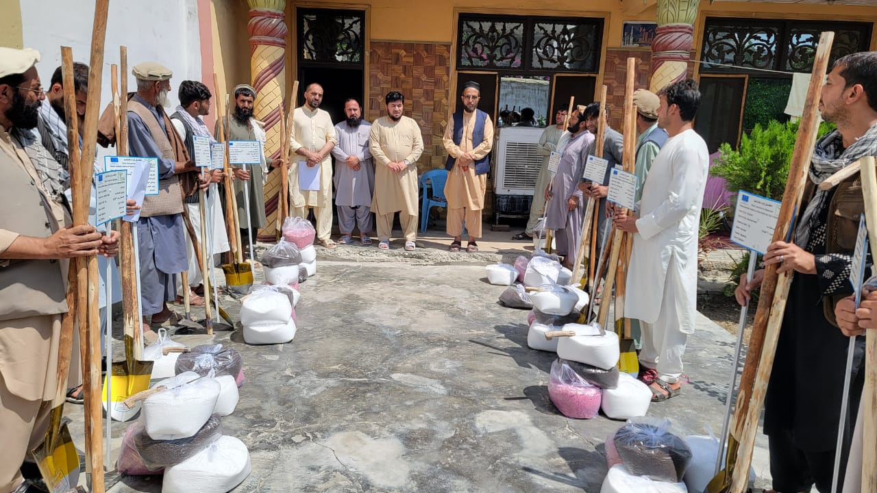ننګرهار کې پر لسګونو بزګرانو مرستې ووېشل شوې