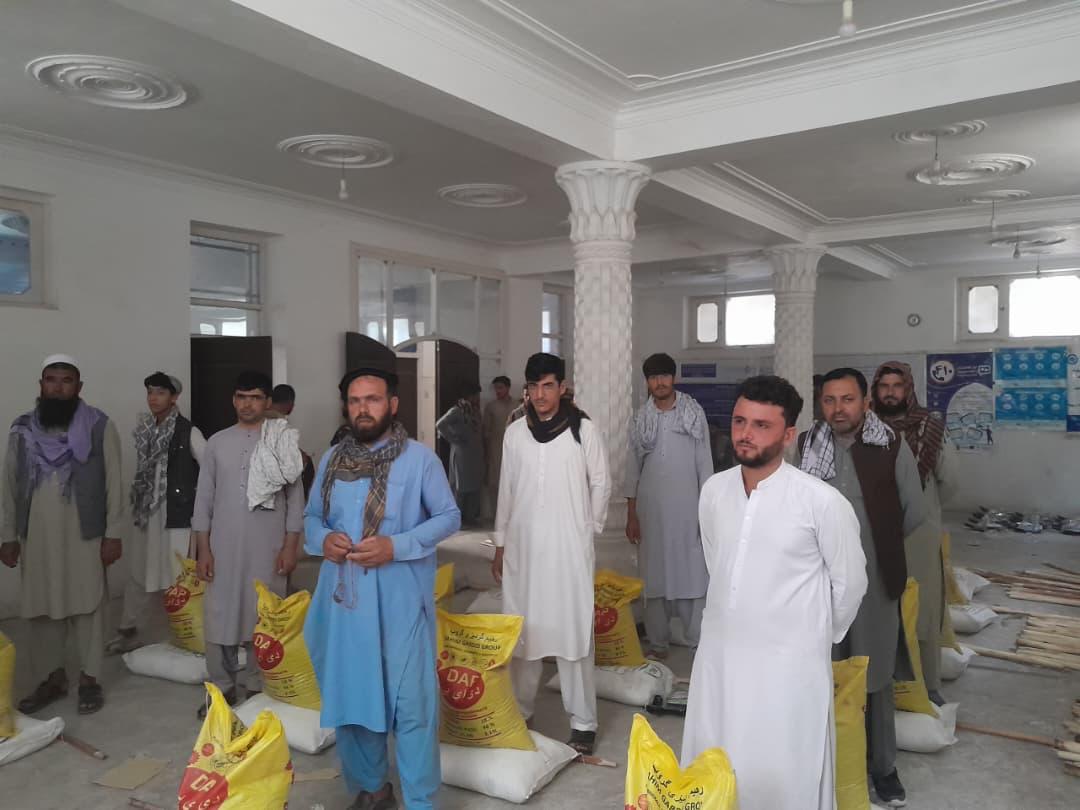 توزیع تخم اصلاح‌شده سبزیجات و وسایل زراعتی برای دهاقین در بغلان