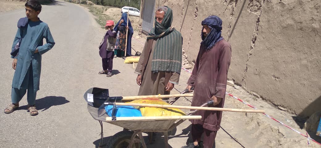 میدان وردګو کې لسګونو مستحقو بزګرانو ته د سبو تخمونه، کیمیاوي سرې او کرنیز توکي ووېشل شول