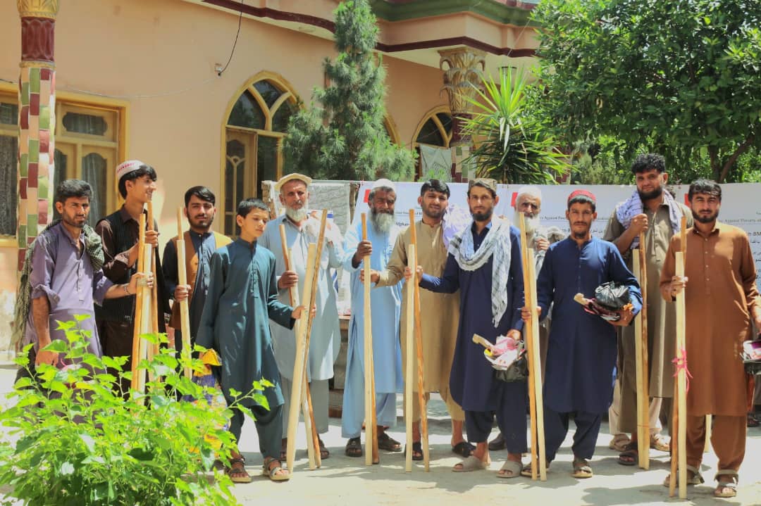 کونړ کې ۸۱ بزګرانو ته د کورنیو باغچو کیټونه ووېشل شول
