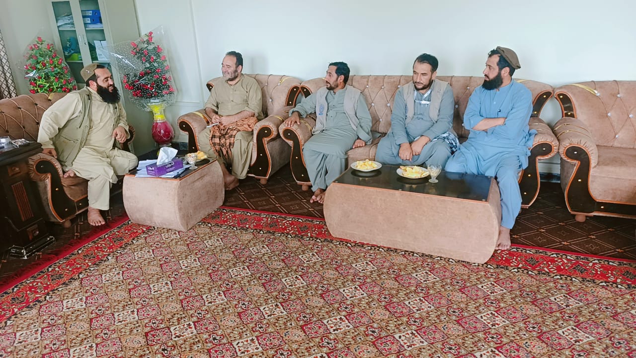 د لغمان د کرنې رییس د «آیسو» مؤسسې د کرنیزو پروژو له مسؤل سره وکتل