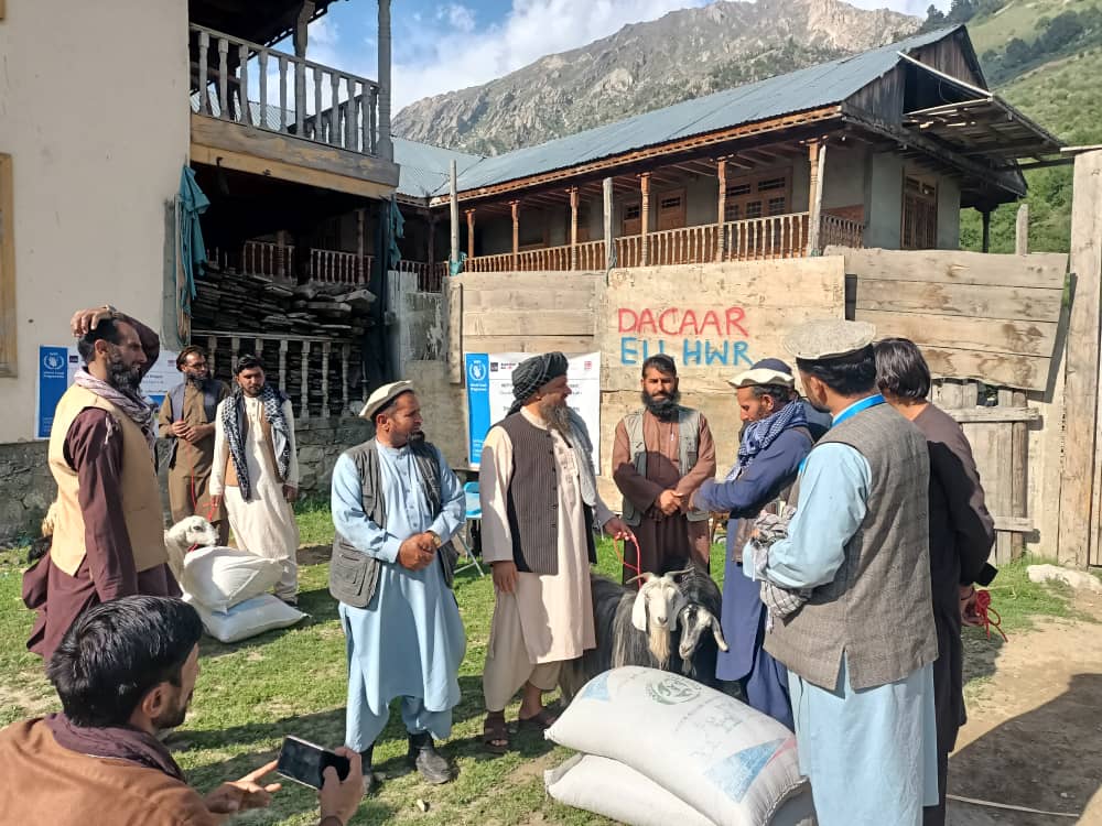 نورستان کې یوشمېر کورنیو ته د بدیل معیشت په موخه محلي وزې ووېشل شوې