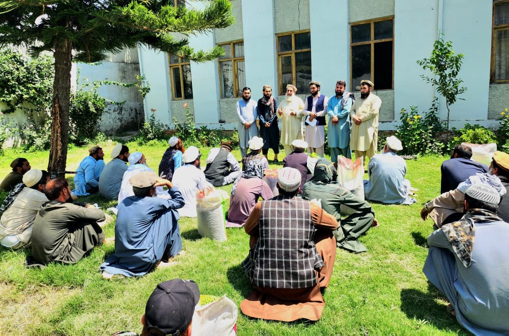 کونړ کې ۴۰ بزګرانو ته د جوارو او لوبیا د ننداریزو کروندو په‌پار اصلاح شوي تخمونه ووېشل شول